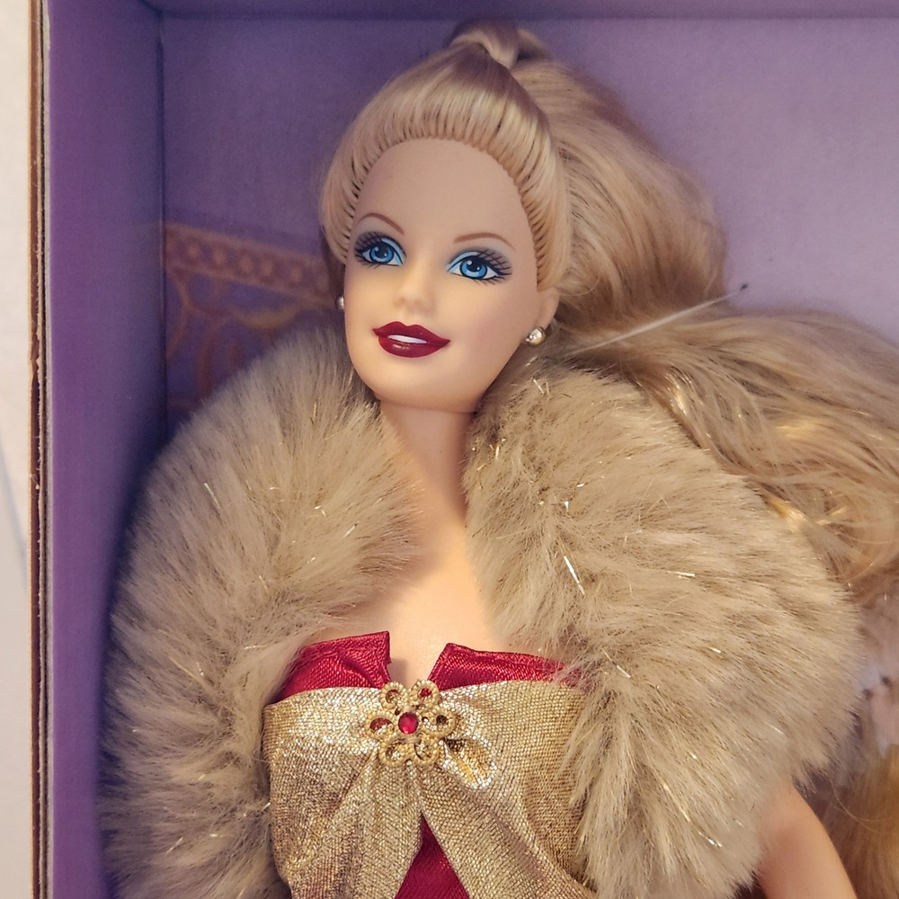 Mattel Glamorous Gala Barbie Doll Red Gown Gold Filigree Faux‎ Fur Stole NIB - Picture 6 of 9